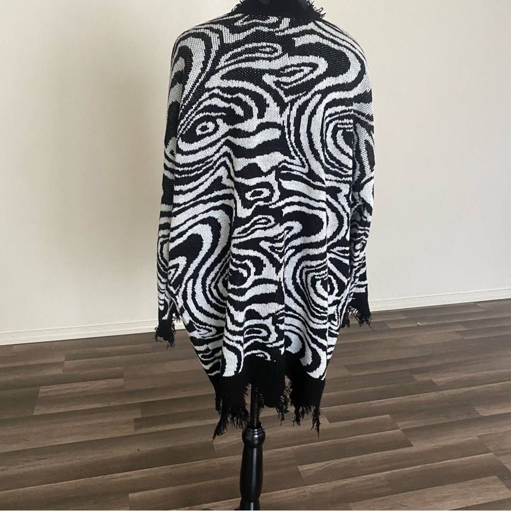 Mini Black and White Dress with Fringe and V-neck - Picture 7 of 9